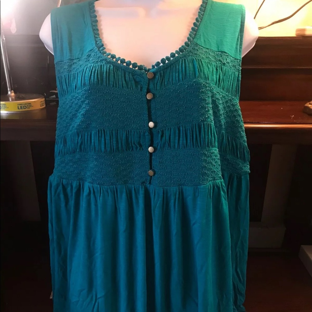 NWT Women’s Avenue 14/16 Smocked Tank Top!